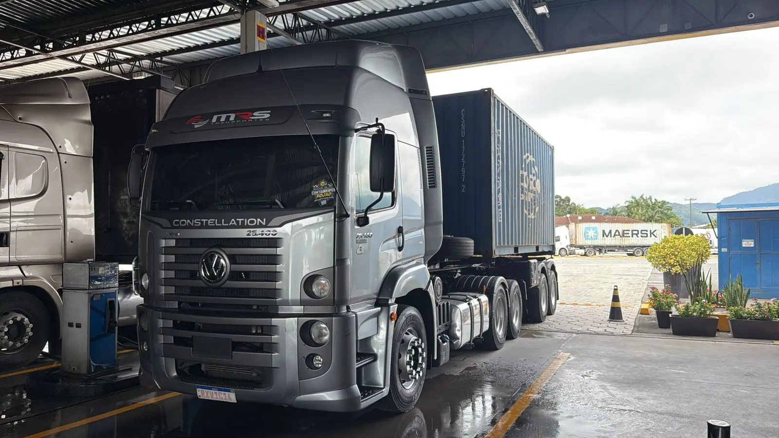 Terminal portuário com containers e caminhão